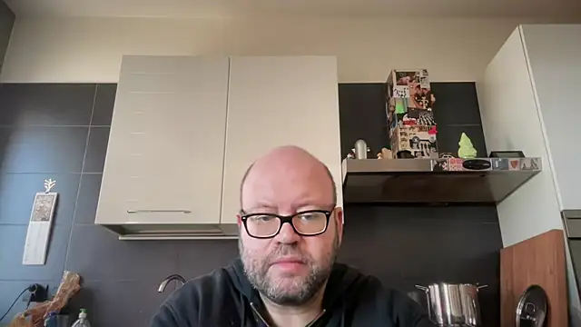 Snapshot of theitalianbear chatting on October 10, 8:30 am theitalianbear online show from October 10, 8:30 am