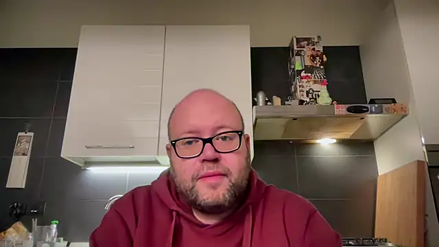 Snapshot of theitalianbear chatting on December 10, 12:56 am theitalianbear online show from December 10, 12:56 am