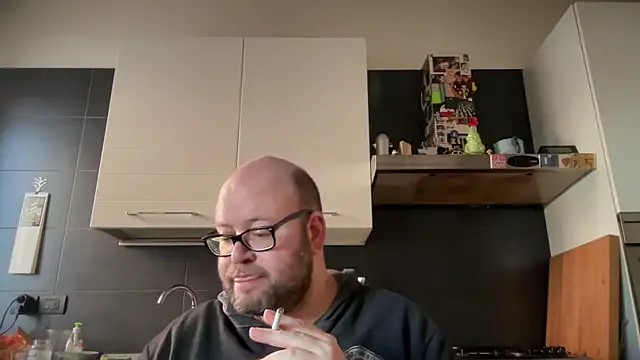 Snapshot of theitalianbear chatting on December 16, 1:54 pm theitalianbear online show from December 16, 1:54 pm