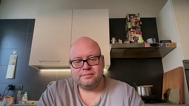 Snapshot of theitalianbear chatting on December 23, 1:45 pm theitalianbear online show from December 23, 1:45 pm