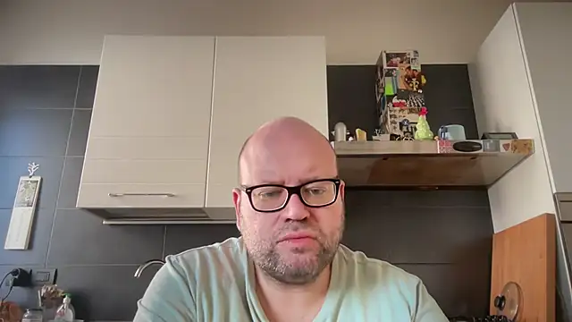 Snapshot of theitalianbear chatting on December 2, 12:27 pm theitalianbear online show from December 2, 12:27 pm