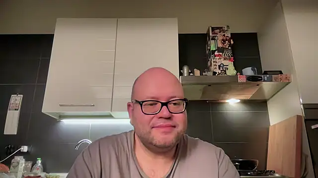 Snapshot of theitalianbear chatting on February 7, 3:02 am theitalianbear online show from February 7, 3:02 am