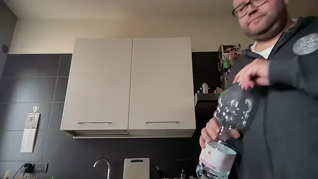 Snapshot of theitalianbear chatting on October 2, 10:08 am theitalianbear online show from October 2, 10:08 am