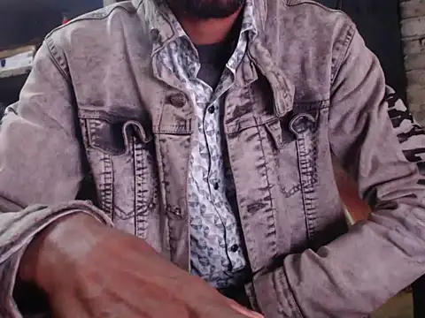 Snapshot of ThethunderPo chatting on December 15, 3:45 am ThethunderPo online show from December 15, 3:45 am