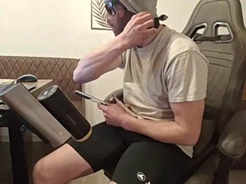 ShyGuyWannaTry online show from December 19, 8:22 am