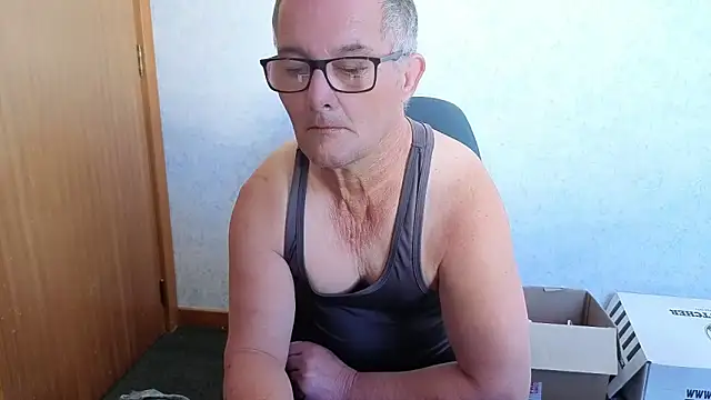 Snapshot of bigballnz chatting on October 25, 8:32 pm bigballnz online show from October 25, 8:32 pm
