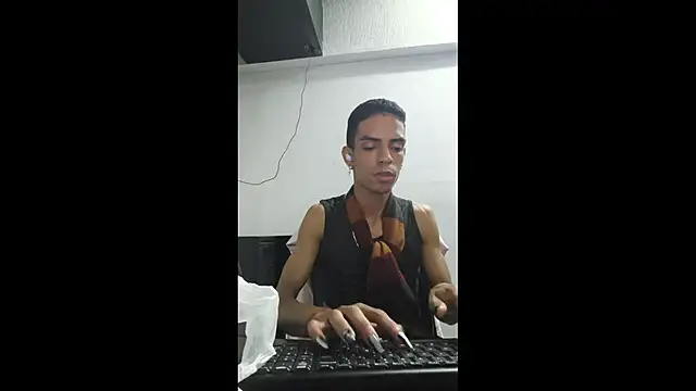 Snapshot of Phillip_Smith chatting on October 26, 12:01 am Phillip Smith online show from October 26, 12:01 am