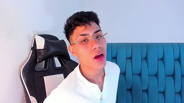 Snapshot of AlanNaughty chatting on February 10, 8:42 pm AlanNaughty online show from February 10, 8:42 pm