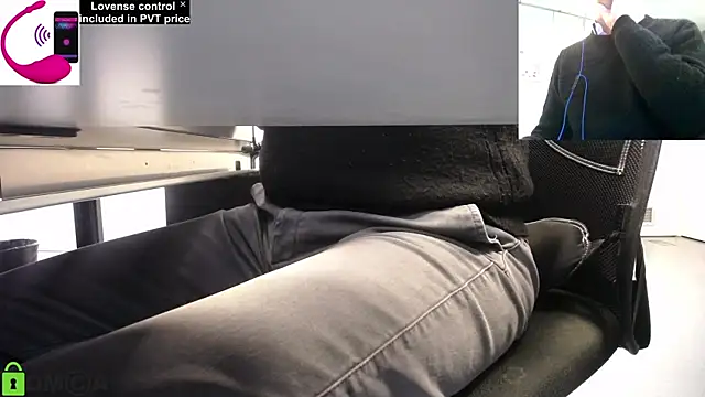 Snapshot of pliko chatting on March 11, 11:33 am pliko online show from March 11, 11:33 am