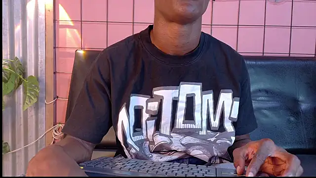 Snapshot of martin_killer chatting on October 27, 1:19 am martin killer online show from October 27, 1:19 am