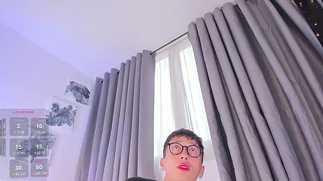 Snapshot of Thiago_jones chatting on September 17, 9:38 pm Thiago jones online show from September 17, 9:38 pm