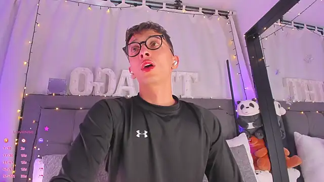 Snapshot of Thiago_jones chatting on March 3, 8:50 pm Thiago jones online show from March 3, 8:50 pm