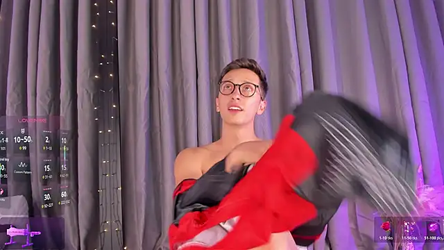 Snapshot of Thiago_jones chatting on October 22, 10:02 pm Thiago jones online show from October 22, 10:02 pm