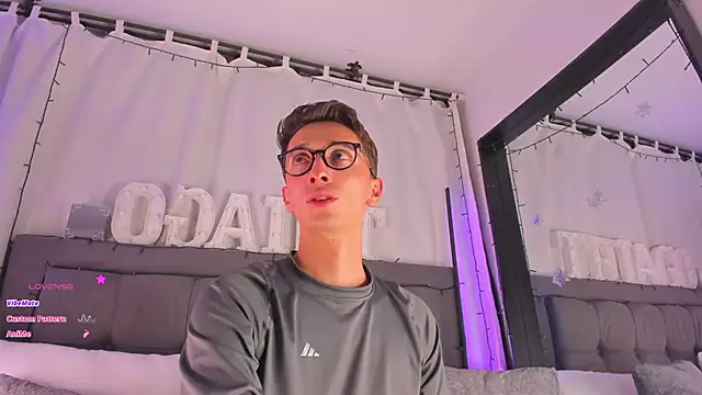 Snapshot of Thiago_jones chatting on February 19, 11:14 pm Thiago jones online show from February 19, 11:14 pm