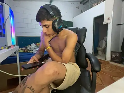 Max TheHorseDick online show from April 2, 11:56 pm