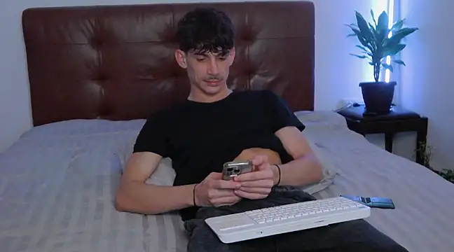 Snapshot of DanielCrush1 chatting on February 15, 3:52 am DanielCrush1 online show from February 15, 3:52 am