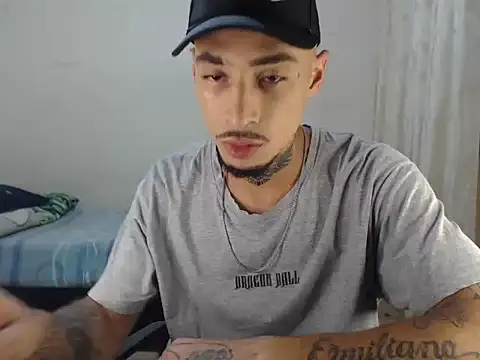 Snapshot of emiliano_hottt chatting on October 3, 10:15 pm emiliano hottt online show from October 3, 10:15 pm