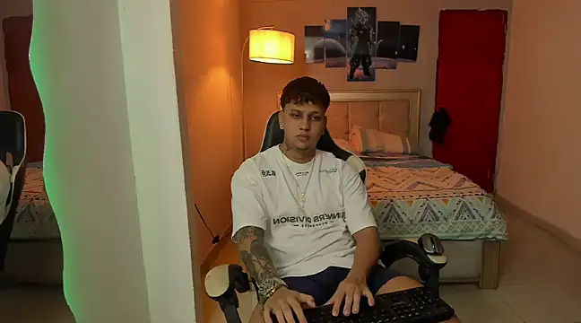 Snapshot of Jake_simons chatting on January 15, 3:11 am Jake simons online show from January 15, 3:11 am