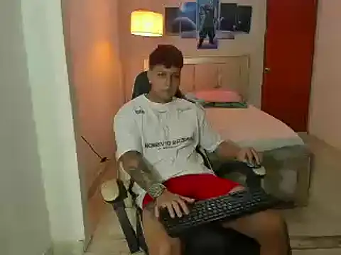 Snapshot of Jake_simons chatting on December 14, 7:29 am Jake simons online show from December 14, 7:29 am