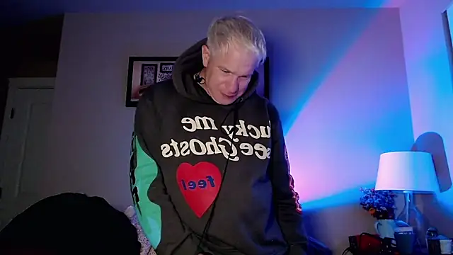 Snarfle82 online show from December 2, 12:36 am