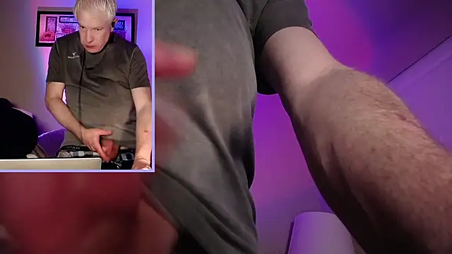 Snarfle82 online show from December 17, 12:29 am