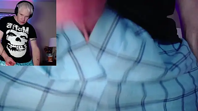 Snarfle82 online show from November 22, 9:14 pm