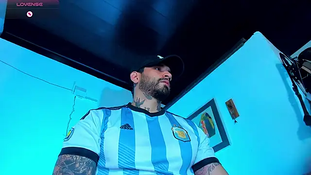 Snapshot of CamiloGray_ chatting on December 11, 12:49 pm CamiloGray  online show from December 11, 12:49 pm