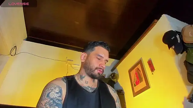 Snapshot of CamiloGray_ chatting on March 16, 2:33 pm CamiloGray  online show from March 16, 2:33 pm