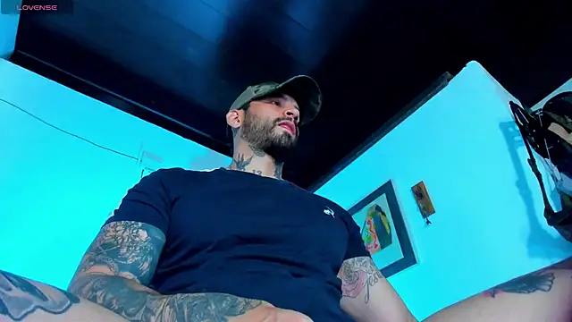 Snapshot of CamiloGray_ chatting on December 15, 7:21 pm CamiloGray  online show from December 15, 7:21 pm