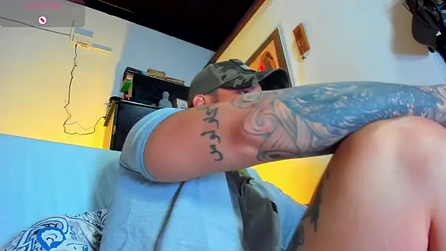 Snapshot of CamiloGray_ chatting on February 19, 1:28 pm CamiloGray  online show from February 19, 1:28 pm