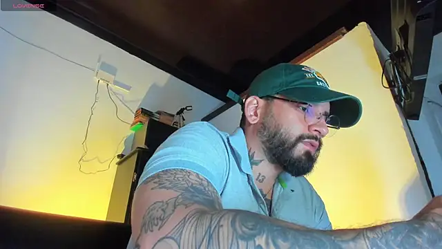 Snapshot of CamiloGray_ chatting on October 3, 2:11 pm CamiloGray  online show from October 3, 2:11 pm