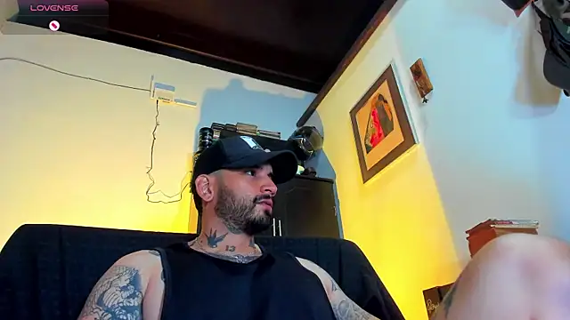 Snapshot of CamiloGray_ chatting on February 11, 1:20 pm CamiloGray  online show from February 11, 1:20 pm