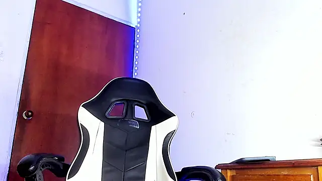 Snapshot of YeremiBrowm chatting on February 7, 8:20 pm YeremiBrowm online show from February 7, 8:20 pm