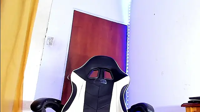 Snapshot of YeremiBrowm chatting on January 8, 10:37 pm YeremiBrowm online show from January 8, 10:37 pm