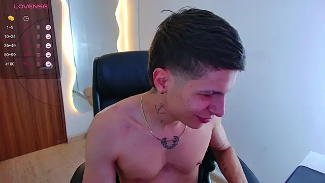 Snapshot of harrisoncuper chatting on December 5, 10:45 pm harrisoncuper online show from December 5, 10:45 pm