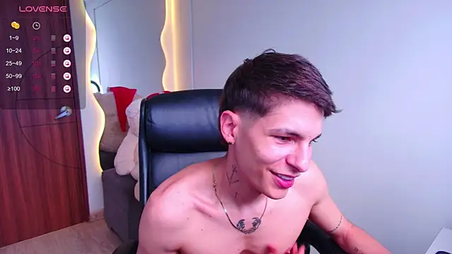 Snapshot of harrisoncuper chatting on December 31, 10:23 pm harrisoncuper online show from December 31, 10:23 pm