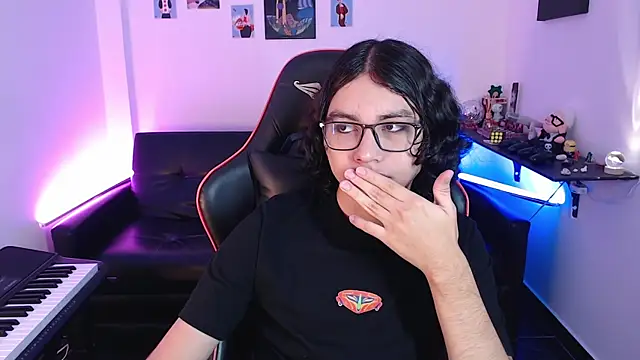 Snapshot of malik_harrison__ chatting on February 7, 1:43 pm malik harrison   online show from February 7, 1:43 pm