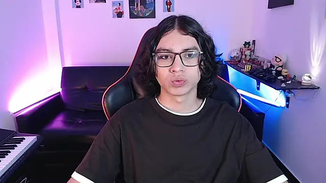 Snapshot of malik_harrison__ chatting on February 13, 12:21 pm malik harrison   online show from February 13, 12:21 pm