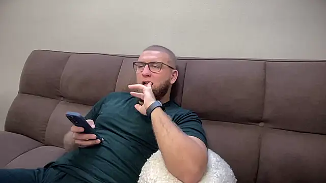 Snapshot of Bear_bear_ chatting on January 3, 10:09 am Bear bear  online show from January 3, 10:09 am