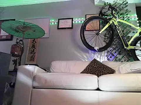 Snapshot of OSIRlS chatting on March 18, 1:23 pm OSIRlS online show from March 18, 1:23 pm