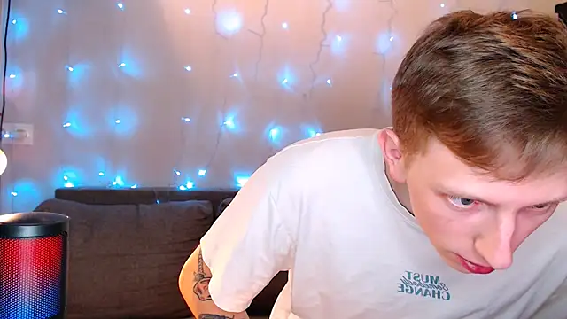 Snapshot of juliaanddima chatting on October 6, 1:21 am juliaanddima online show from October 6, 1:21 am