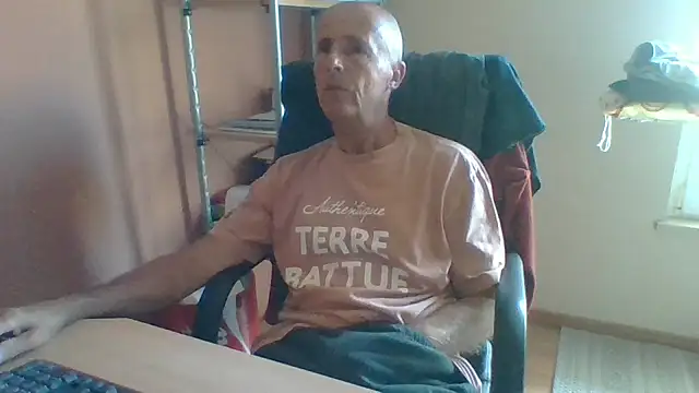 Snapshot of olibrius71 chatting on October 6, 8:30 am olibrius71 online show from October 6, 8:30 am