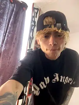 Snapshot of AcidMilo chatting on September 30, 6:22 pm AcidMilo online show from September 30, 6:22 pm