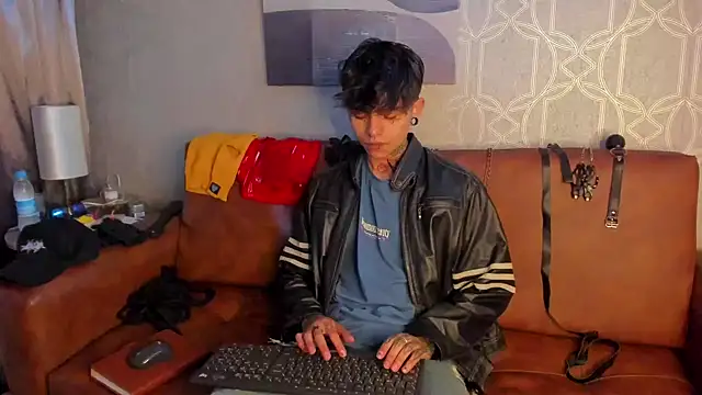 Snapshot of AcidMilo chatting on December 7, 11:40 am AcidMilo online show from December 7, 11:40 am