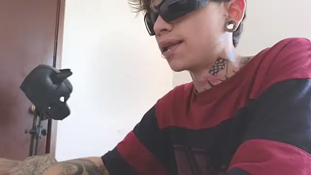 Snapshot of AcidMilo chatting on February 21, 9:11 pm AcidMilo online show from February 21, 9:11 pm