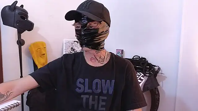 Snapshot of AcidMilo chatting on February 7, 9:04 pm AcidMilo online show from February 7, 9:04 pm