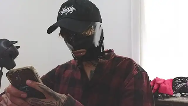 Snapshot of AcidMilo chatting on March 4, 8:27 pm AcidMilo online show from March 4, 8:27 pm