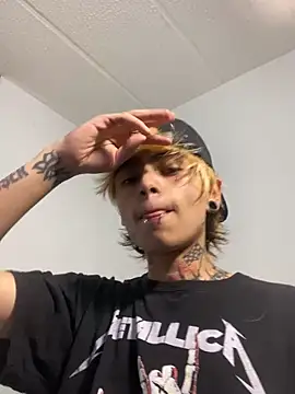 Snapshot of AcidMilo chatting on October 1, 11:08 pm AcidMilo online show from October 1, 11:08 pm