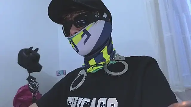 Snapshot of AcidMilo chatting on February 17, 11:09 pm AcidMilo online show from February 17, 11:09 pm