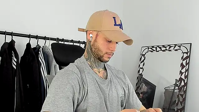  jamesleandros1 online show from December 14, 7:54 pm